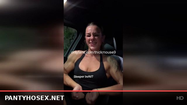 Yoga Pants Slip: Young Girl's Crotch Exposed During Live Session