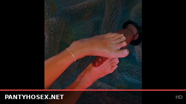 Sole Grinding Action on the Sex Machine with Milfncookies